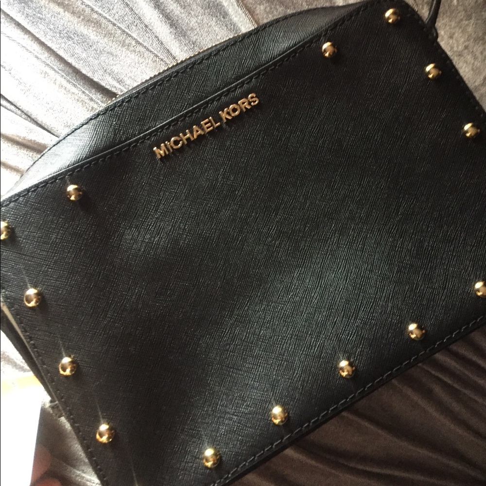 Michale Kors Black crossbody bag.